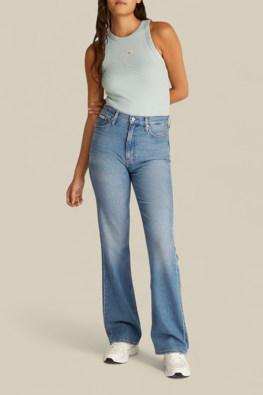 תמונת כל הלוק של מכנסי ג'ינס בגזרה מתרחבת